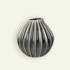 Broste Copenhagen Wide vase 25 x 25 cm, Smokey Grey Fyrklövern
