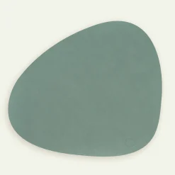 Lind DNA Curve bordbrikke nupo 37 x 44 cm, Pastel Green Fyrklövern